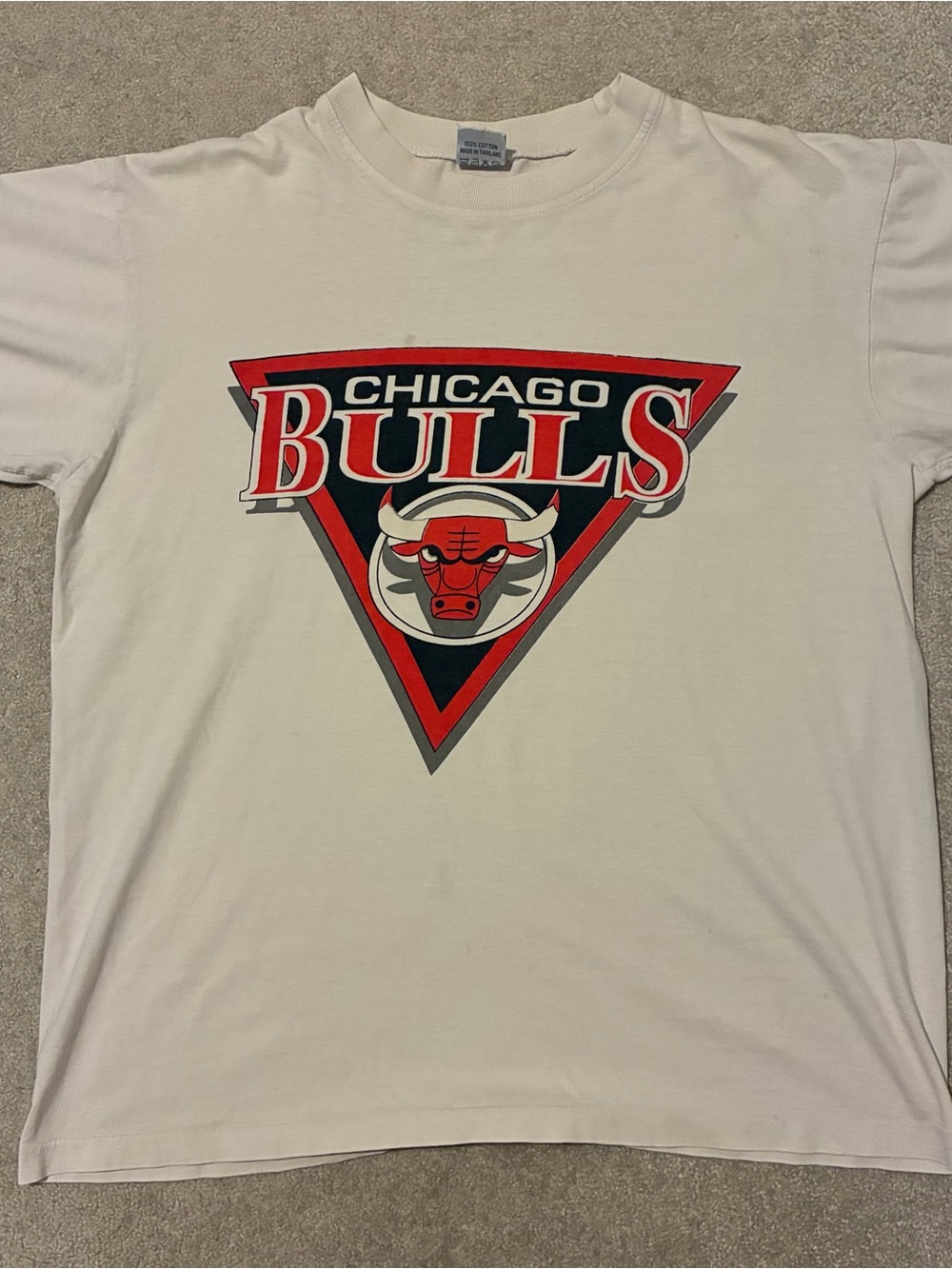 Vintage Chicago bulls White Graphic Tee - Classic NBA Logo